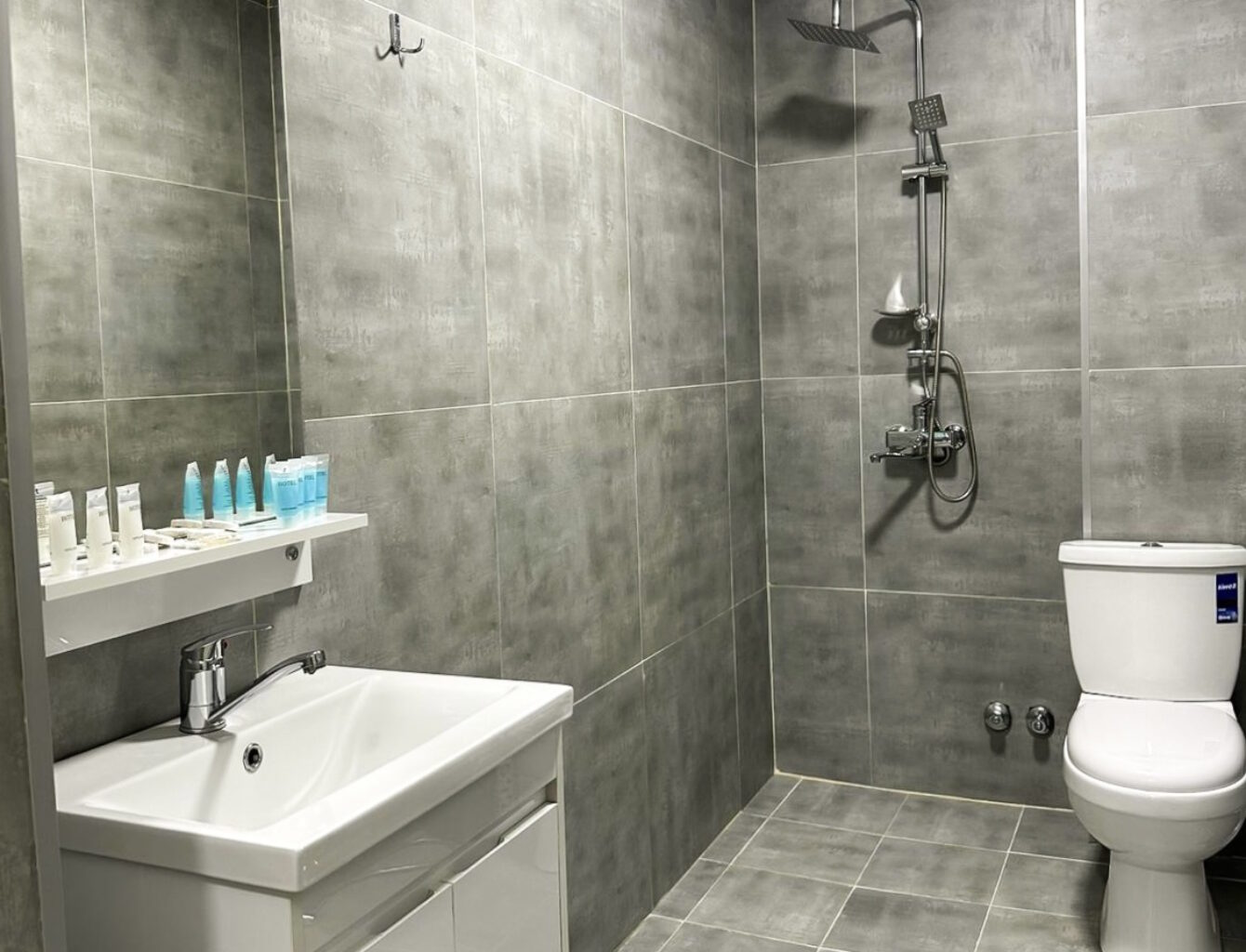 Deluxe family room + 2 single beds